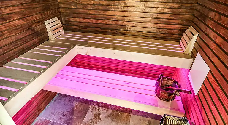 Geräumiges Ferienhaus für 10 mit Spa & Terrasse