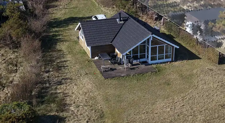 Sommerhus med havudsigt og strand i baghaven