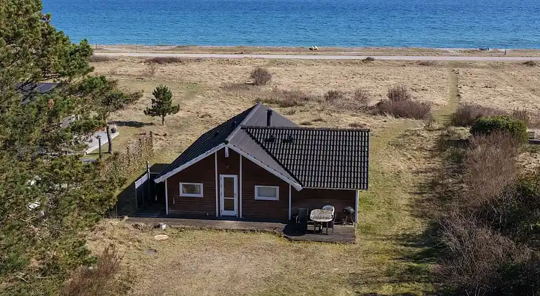 Sommerhus med havudsigt og strand i baghaven