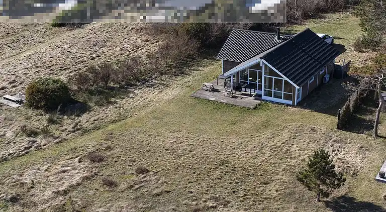 Sommerhus med havudsigt og strand i baghaven