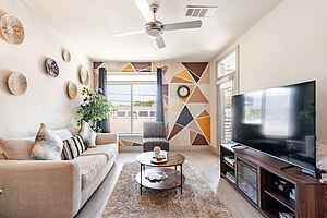 Riverwalk Apt Pool, Gym, King Bed & Free Parking