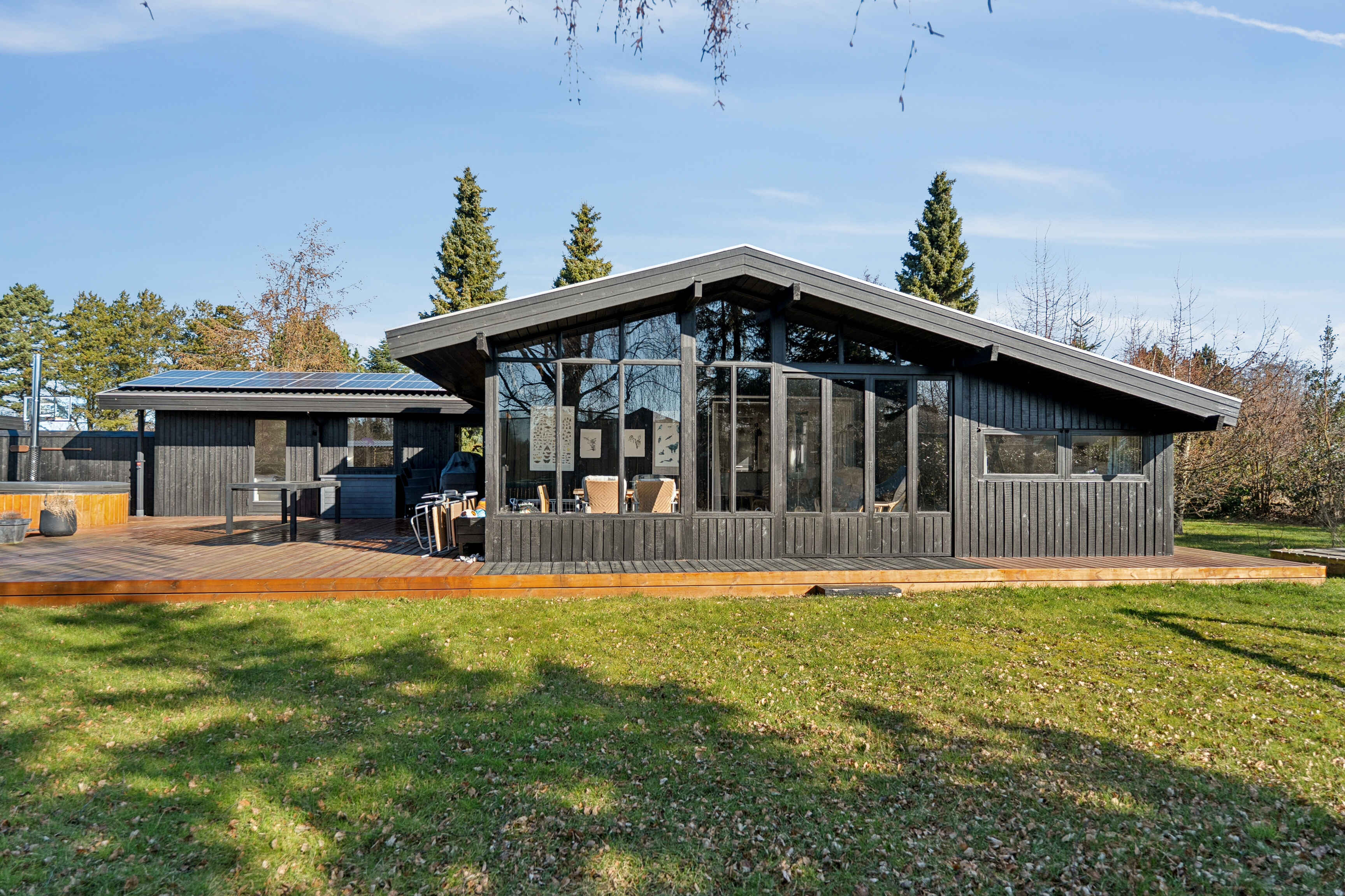 Sommerhus til 8 personer med spabad beliggende i B�t�