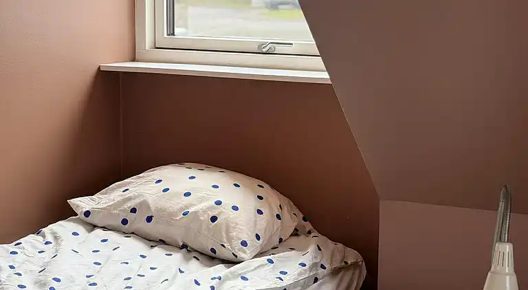 Nyrenoveret og med udsigt over Sandvig og havet