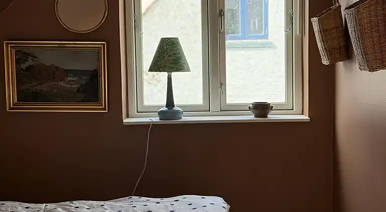 Nyrenoveret og med udsigt over Sandvig og havet