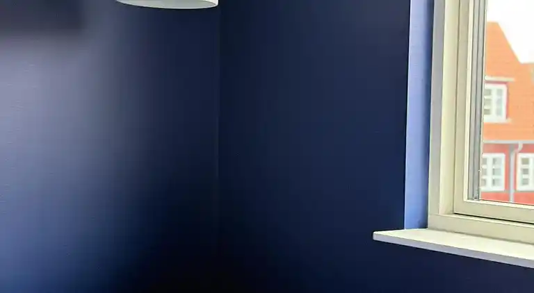 Nyrenoveret og med udsigt over Sandvig og havet