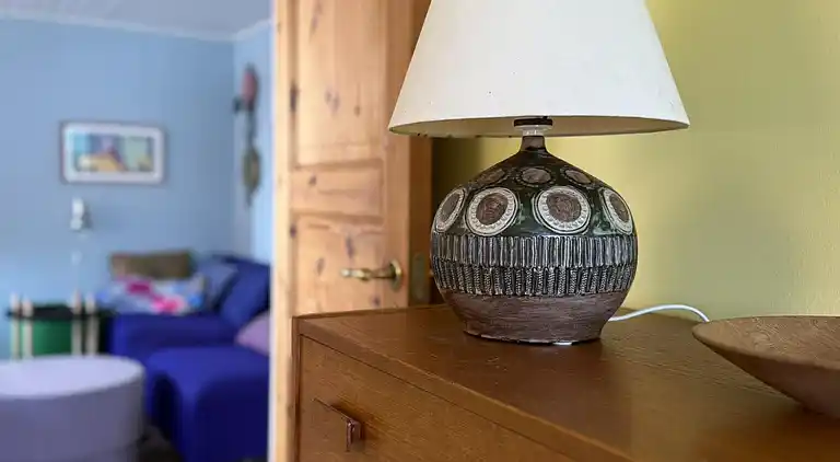 Nyrenoveret og med udsigt over Sandvig og havet