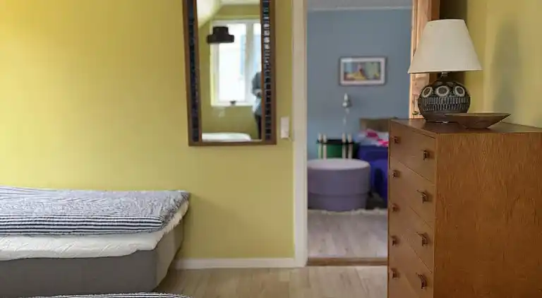 Nyrenoveret og med udsigt over Sandvig og havet