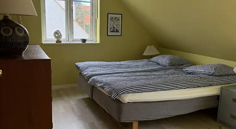 Nyrenoveret og med udsigt over Sandvig og havet