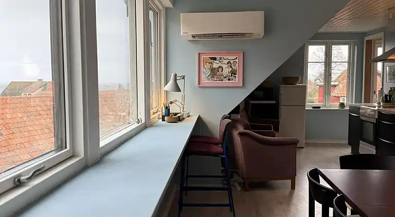 Nyrenoveret og med udsigt over Sandvig og havet