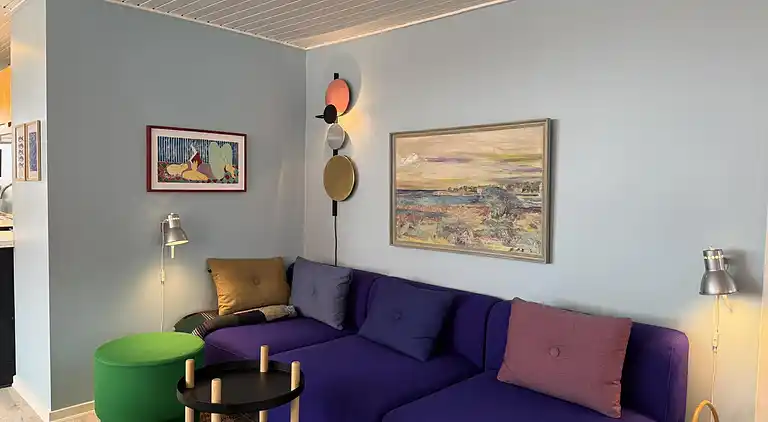 Nyrenoveret og med udsigt over Sandvig og havet