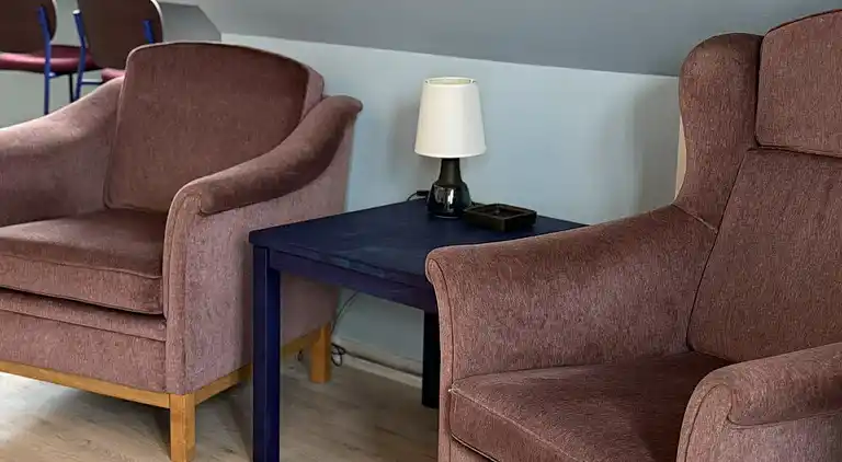 Nyrenoveret og med udsigt over Sandvig og havet