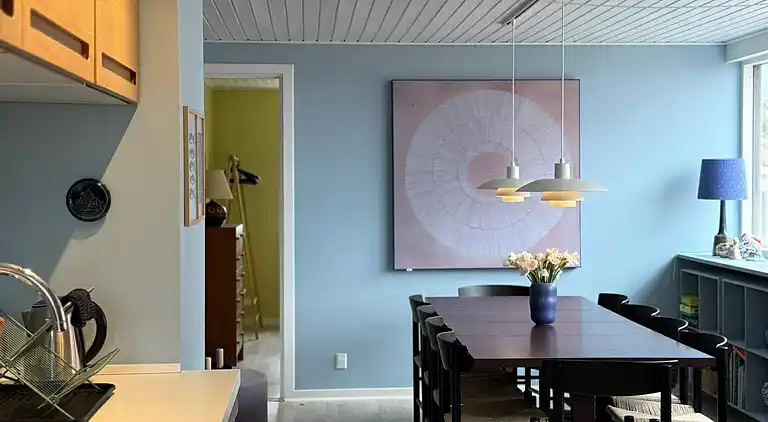 Nyrenoveret og med udsigt over Sandvig og havet