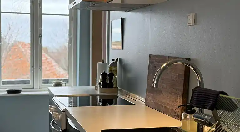 Nyrenoveret og med udsigt over Sandvig og havet