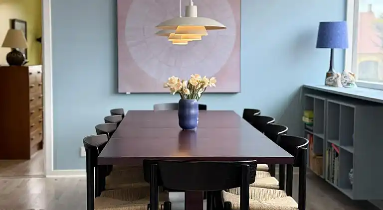 Nyrenoveret og med udsigt over Sandvig og havet