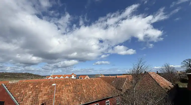 Nyrenoveret og med udsigt over Sandvig og havet