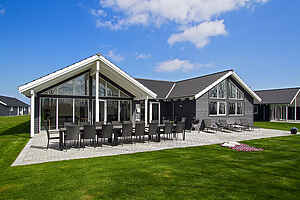 Spacious vacation home with pool & game room