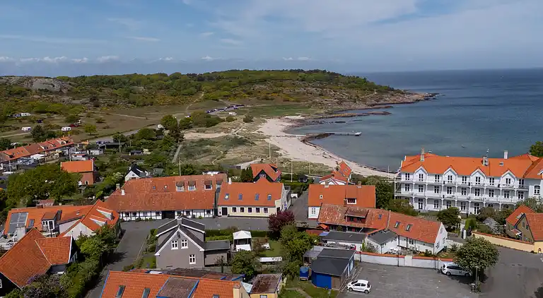 Nyrenoveret og med udsigt over Sandvig og havet