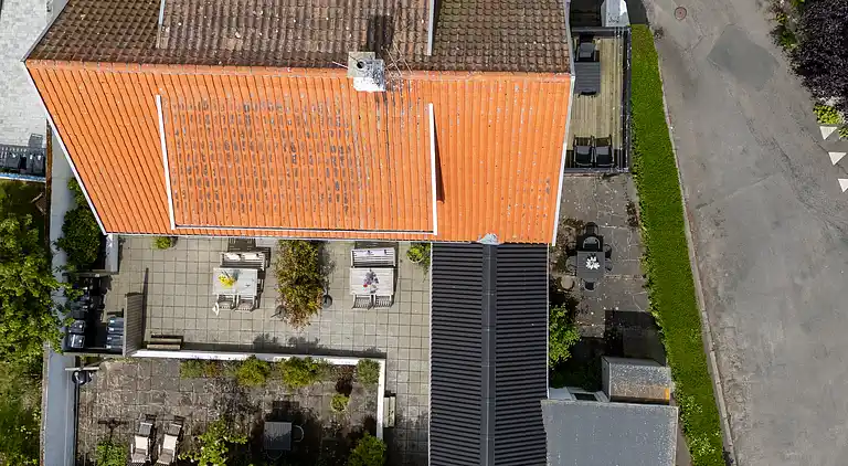 Nyrenoveret og med udsigt over Sandvig og havet