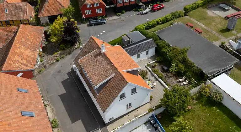 Nyrenoveret og med udsigt over Sandvig og havet