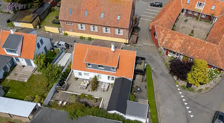 Nyrenoveret og med udsigt over Sandvig og havet