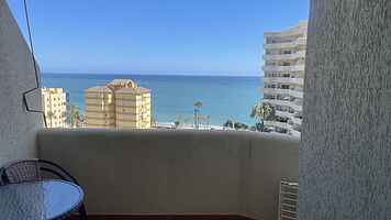 Complexe avec piscines et toboggans, avec vue sur la mer