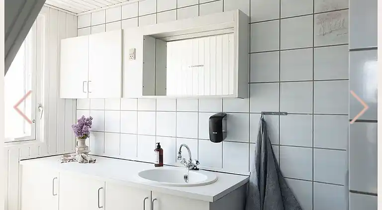 Nyrenoveret og med udsigt over Sandvig og havet