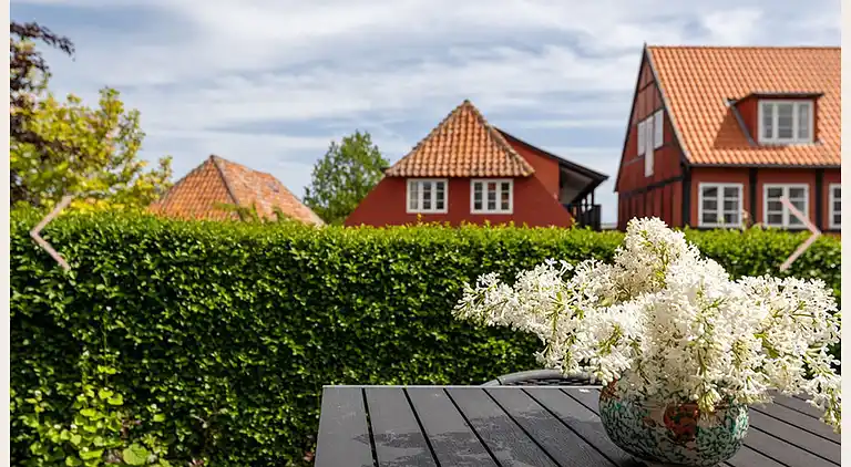 Nyrenoveret og med udsigt over Sandvig og havet