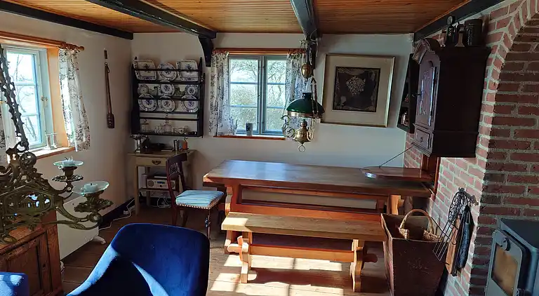 Historisk sommerhusidyl direkte ved vandet.
