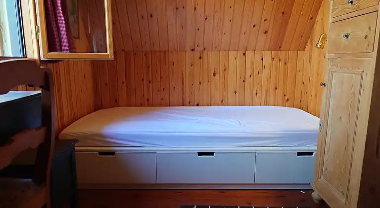Historisk sommerhusidyl direkte ved vandet.
