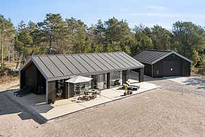 Modern semester nära fjord och strand
