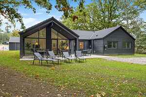 Large holiday home for 18 with pool & spa