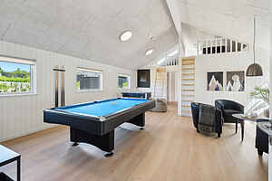 Sleeps 18: Holiday home with pool & spa