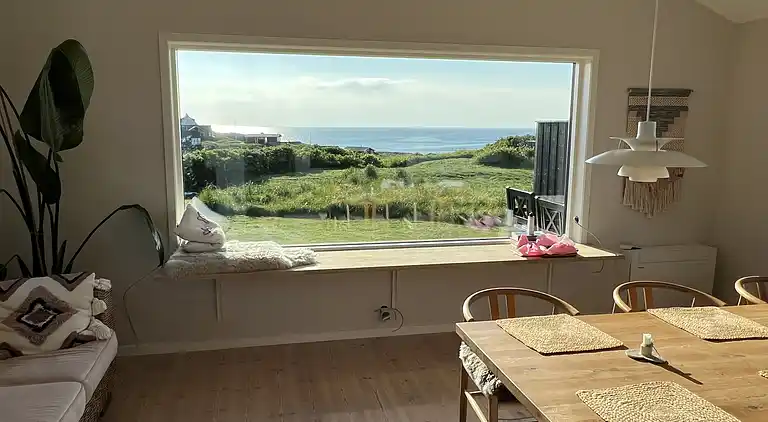 Meerblick und Ladestation für Elektroauto