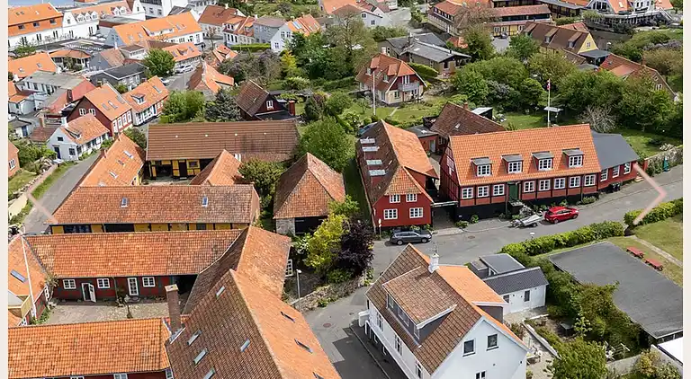 Nyrenoveret og med udsigt over Sandvig og havet