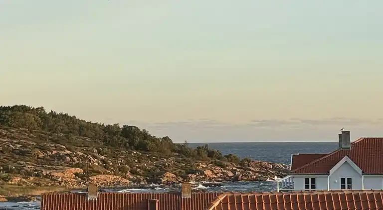 Nyrenoveret og med udsigt over Sandvig og havet