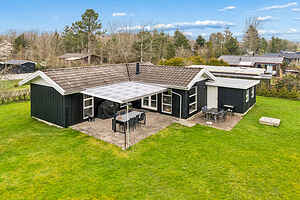 Newly renovated holiday home 150 m from fjord