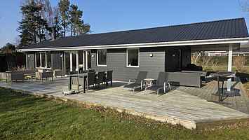 Rummeligt sommerhus tæt på Enebærodde