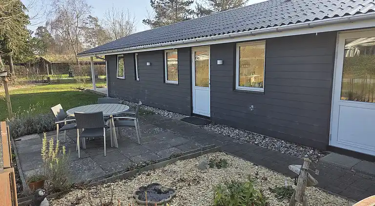Rummeligt sommerhus tæt på Enebærodde