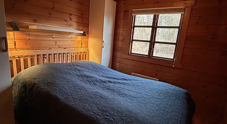 Natururlaub in ruhiger Blockhütte am Wasser