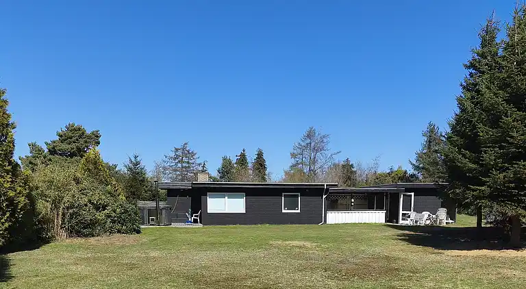 Nyrenoveret sommerhus med vildmarksbad, Marielyst