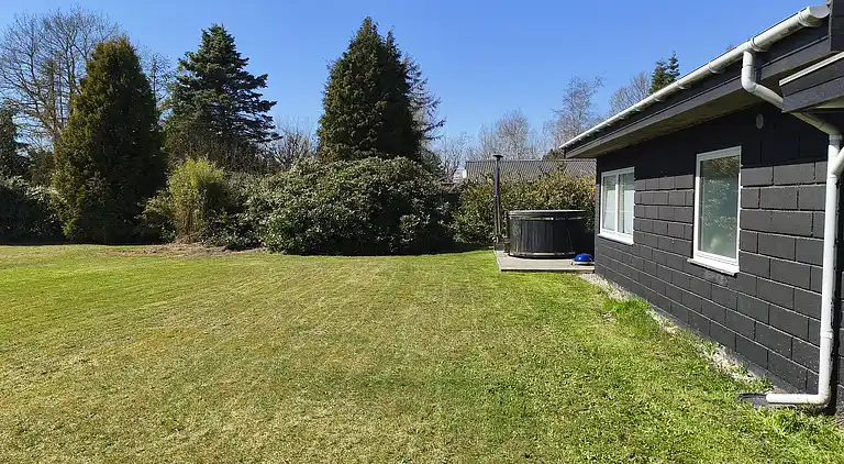 Nyrenoveret sommerhus med vildmarksbad, Marielyst