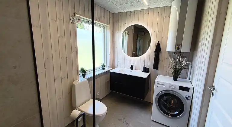 Nyrenoveret sommerhus med vildmarksbad, Marielyst
