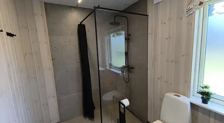 Nyrenoveret sommerhus med vildmarksbad, Marielyst