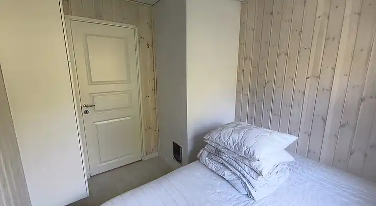 Nyrenoveret sommerhus med vildmarksbad, Marielyst