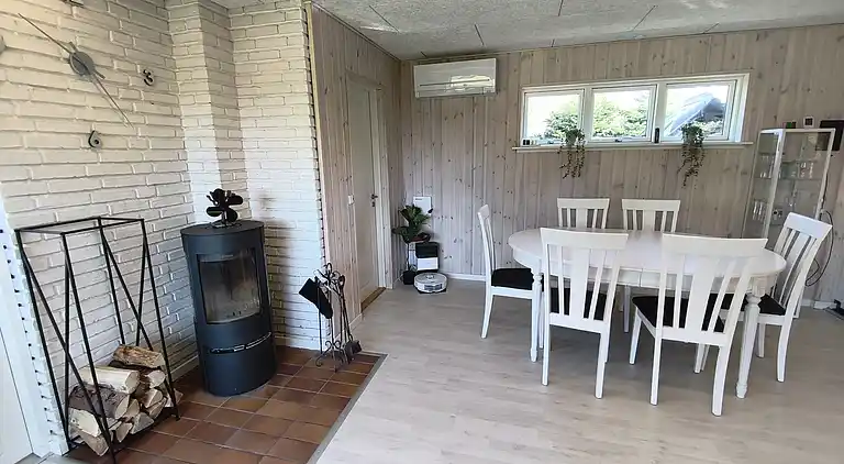 Nyrenoveret sommerhus med vildmarksbad, Marielyst