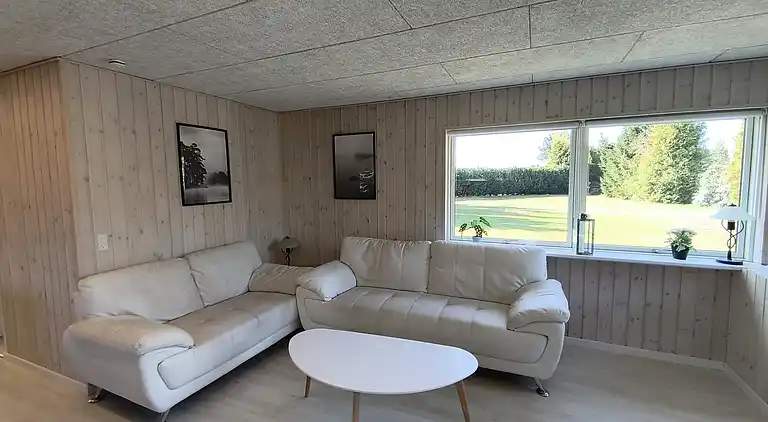 Nyrenoveret sommerhus med vildmarksbad, Marielyst