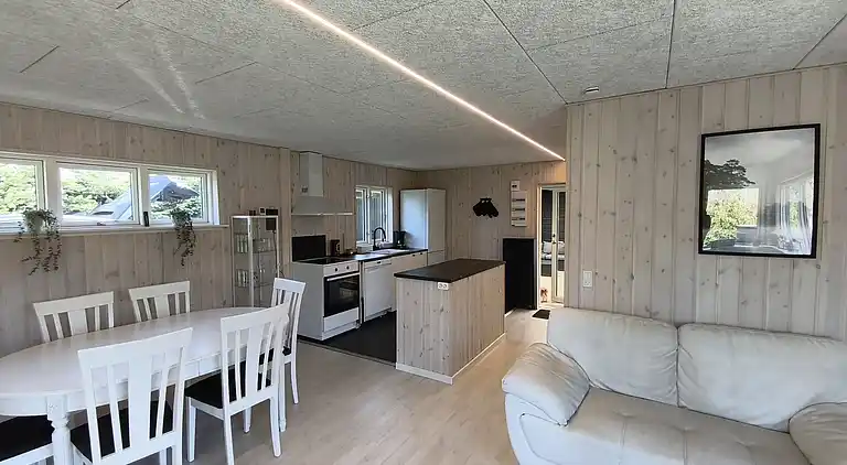 Nyrenoveret sommerhus med vildmarksbad, Marielyst