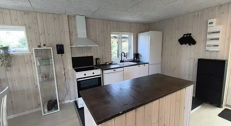 Nyrenoveret sommerhus med vildmarksbad, Marielyst