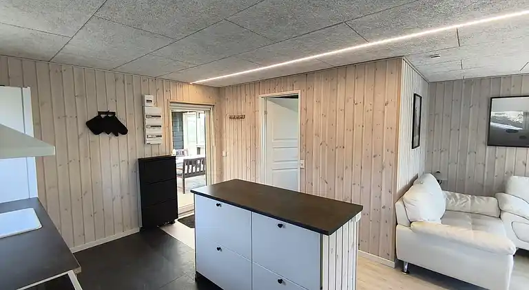 Nyrenoveret sommerhus med vildmarksbad, Marielyst