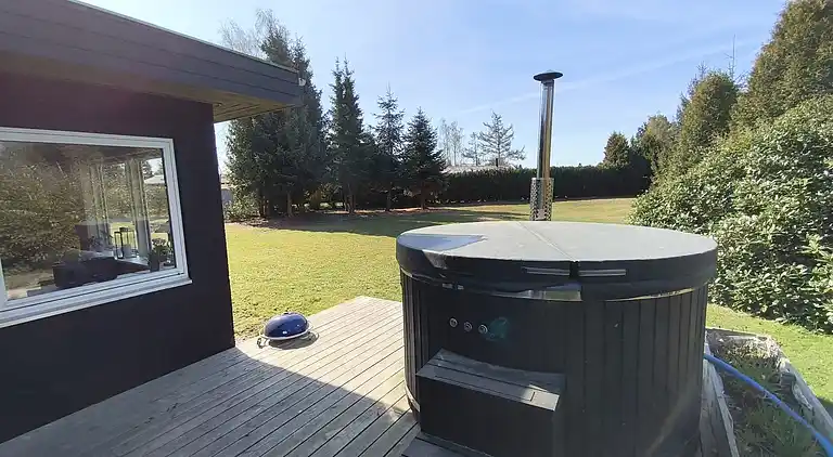 Nyrenoveret sommerhus med vildmarksbad, Marielyst